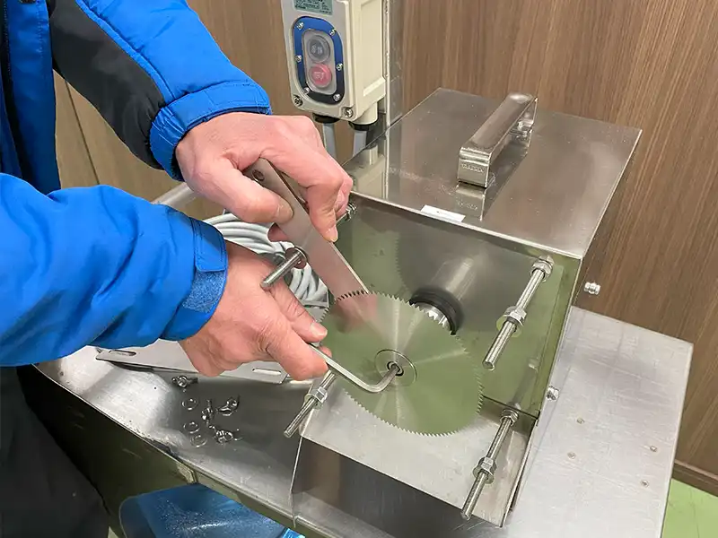 HC / Easily exchangeable round blades for sharpening!