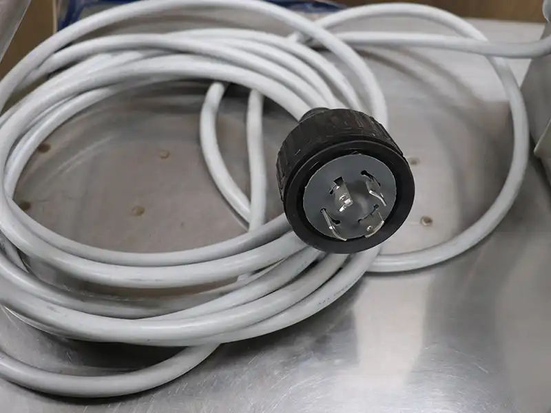 HC / 4-pin electrical outlet plug